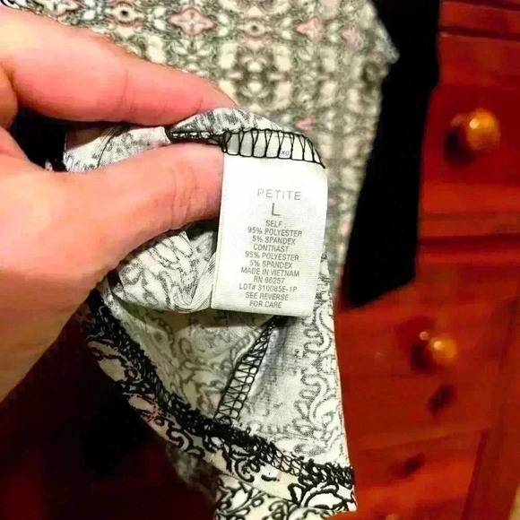 Roz & Ali Top - Petite Large - Picture 6 of 7